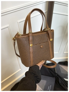 Dettaglio borsa tote intrecciata marrone vintage con fibbia dorata e tracolla