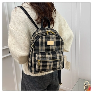 Vue arrière d'un mannequin portant le sac à dos vintage à carreaux avec détails dorés