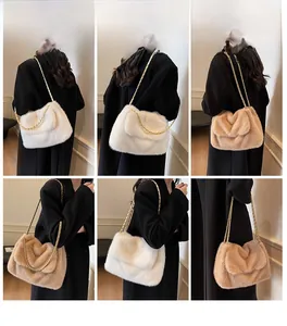 Vue détaillée du sac bandoulière en fausse fourrure avec chaîne dorée sur modèle