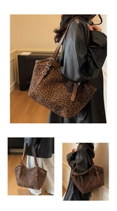 Dettaglio della borsa tote leopardata con tracolla marrone e fibbia regolabile argento