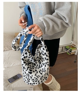 Détail du sac cabas en fausse fourrure douce avec un motif léopard noir et blanc