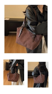 Dettaglio borsa shopper grande in camoscio marrone scuro con spalline regolabili e fibbia