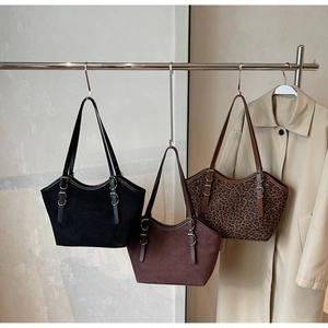 Tre borse tote in ecopelle scamosciata nei colori nero, rosso scuro e leopardato con fibbie in metallo