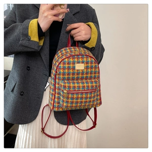 Vue latérale du sac à dos en tweed écossais coloré sur modèle avec brides rouges