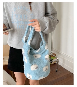 Détail du sac cabas en polaire sherpa bleu clair avec motifs de moutons blancs