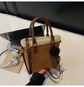 Détail du sac seau en daim marron avec bordure en laine et breloque en fourrure