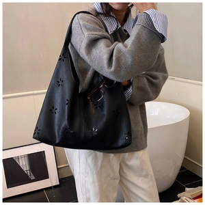 Détail du sac cabas ajouré noir montrant la grande capacité et le motif floral