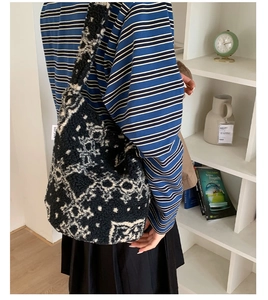 Détail d'un sac seau en polaire noir et blanc avec une texture douce et moelleuse