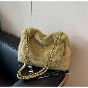 Détail du sac à bandoulière en peluche vert olive avec chaîne en métal doré élégante
