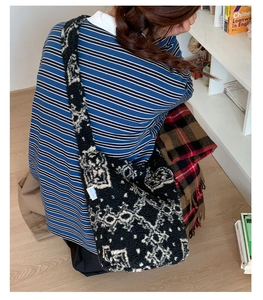 Vue détaillée du sac seau en polaire jacquard noir et blanc avec large bandoulière