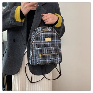 Mini sac à dos classique à carreaux avec imprimé étoiles porté par un mannequin