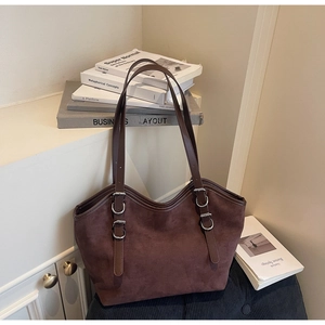 Dettaglio della borsa tote in pelle scamosciata marrone con fibbie in metallo argento