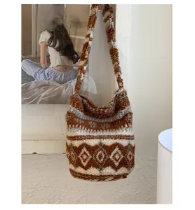 Détail du sac seau en peluche à motifs géométriques avec un tissu doux au toucher laineux