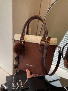 Sac Seau en Daim Vintage avec Bordure en Mouton Retourné Synthétique Bandoulière Grande Capacité avec Pendentif Pompon
