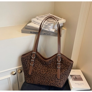 Dettaglio della borsa tote leopardata con fibbie argentate in un contesto lifestyle