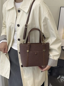 Secchiello vintage marrone scuro intrecciato con tracolla in pelle indossato da modella