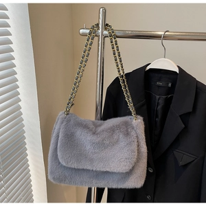 Détail du sac bandoulière gris en peluche avec texture douce et chaîne en métal chic