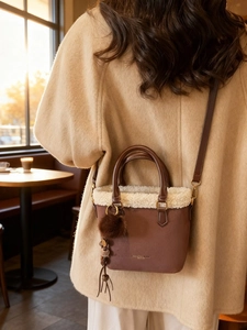 Sac fourre-tout vintage en daim marron avec bordure en fausse fourrure et pompon duveteux