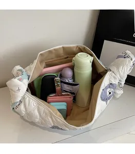 Dettaglio interno della borsa a nuvola trapuntata con grande capacità per oggetti vari