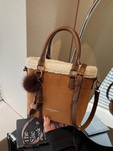 Sac fourre-tout en daim marron avec bordure en laine blanche et bandoulière