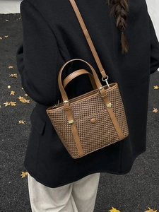 Borsa tote intrecciata marrone vintage con tracolla regolabile e tasca con fibbia moda