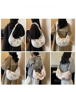 Collage di borsa a nuvola trapuntata bianca con stampe di cartoni animati su modella