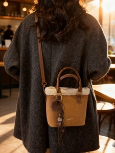 Sac seau en daim marron avec bordure en peau de mouton et bandoulière en cuir
