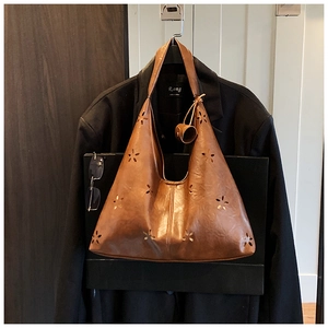 Détail du sac hobo marron avec des motifs d'étoiles découpés au laser très élégants