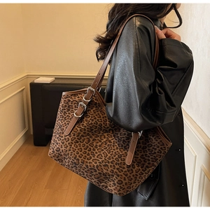 Dettaglio borsa tote leopardata con tracolla regolabile in pelle marrone e fibbia