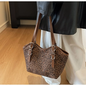 Dettaglio della borsa tote leopardata con tracolla marrone regolabile e fibbia in metallo