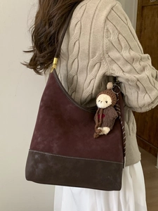 Borsa a secchiello patchwork retrò in camoscio marrone con cuciture a contrasto e orso