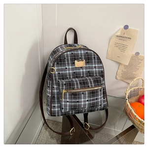 Vue détaillée du sac à dos vintage à carreaux avec étoiles noires et fermoirs dorés
