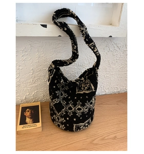 Détail du sac seau en polaire jacquard à pois avec texture moelleuse et bandoulière