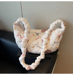Dettaglio borsa trapuntata bianca con stampa orso e manico a scrunchie arricciato