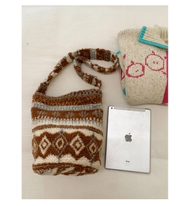 Détail de la texture en maille pelucheuse et motifs géométriques marrons du sac cabas
