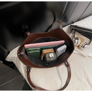 Vista dall'alto della spaziosa borsa tote in pelle marrone con grande capacità interna