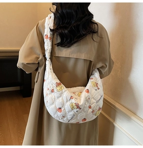 Dettaglio della borsa hobo trapuntata bianca con stampe cartoon e tracolla morbida