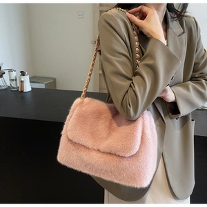 Détail du sac bandoulière rose en peluche avec chaîne dorée luxueuse et texture douce