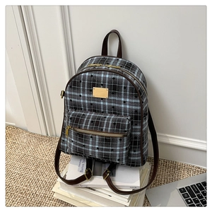 Détails du sac à dos à carreaux bleus et blancs avec étoile et lanières en cuir