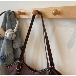 Dettaglio della borsa tote in pelle scamosciata marrone scuro con fibbia in metallo argento