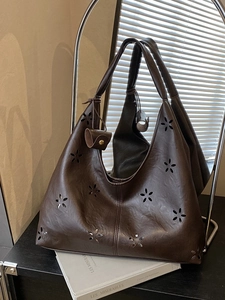 Sac Hobo Ajouré pour Femmes Grande Capacité Fourre-Tout Motif Floral Découpé au Laser Cuir PU Sac à Bandoulière Rétro avec Pochette