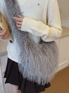Sac à épaule en forme de cœur en fausse fourrure grise à grande capacité pour femme