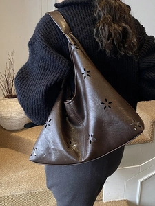 Grand sac hobo marron en simili cuir avec motifs floraux découpés au laser pour femme
