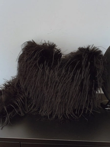 Sac à main chic en forme de cœur en fausse fourrure noire avec un aspect poilu