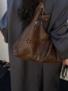 Sac hobo en cuir marron avec motifs ajourés au laser et petite pochette assortie