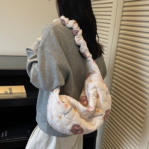 Borsa a nuvola trapuntata bianca con stampa orso e tracolla arricciata da donna