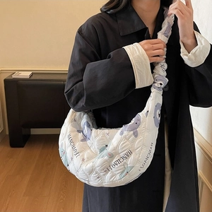 Borsa a nuvola bianca arricciata con stampa cartoon e forma a luna trapuntata