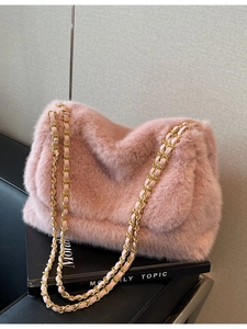 Sac bandoulière en peluche rose avec chaîne dorée et rabat en fausse fourrure douce