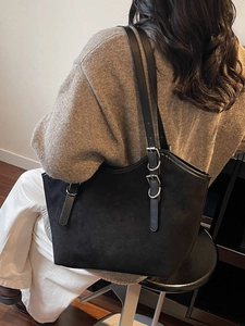Borsa tote minimalista in pelle scamosciata nera con fibbie argentate regolabili