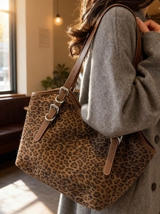 Borsa tote leopardata retrò in pelle scamosciata con tracolla con fibbie in metallo vintage